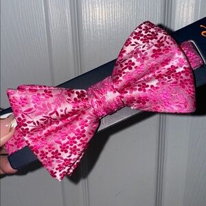Egara Vibrant Pink Floral Patterned Men’s Bow Tie
